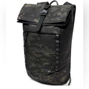 Oakley Men’s Voyage 23L Roll Top backpack